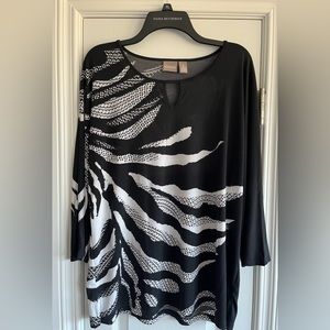 Women’s pullover long sleeve black/white top